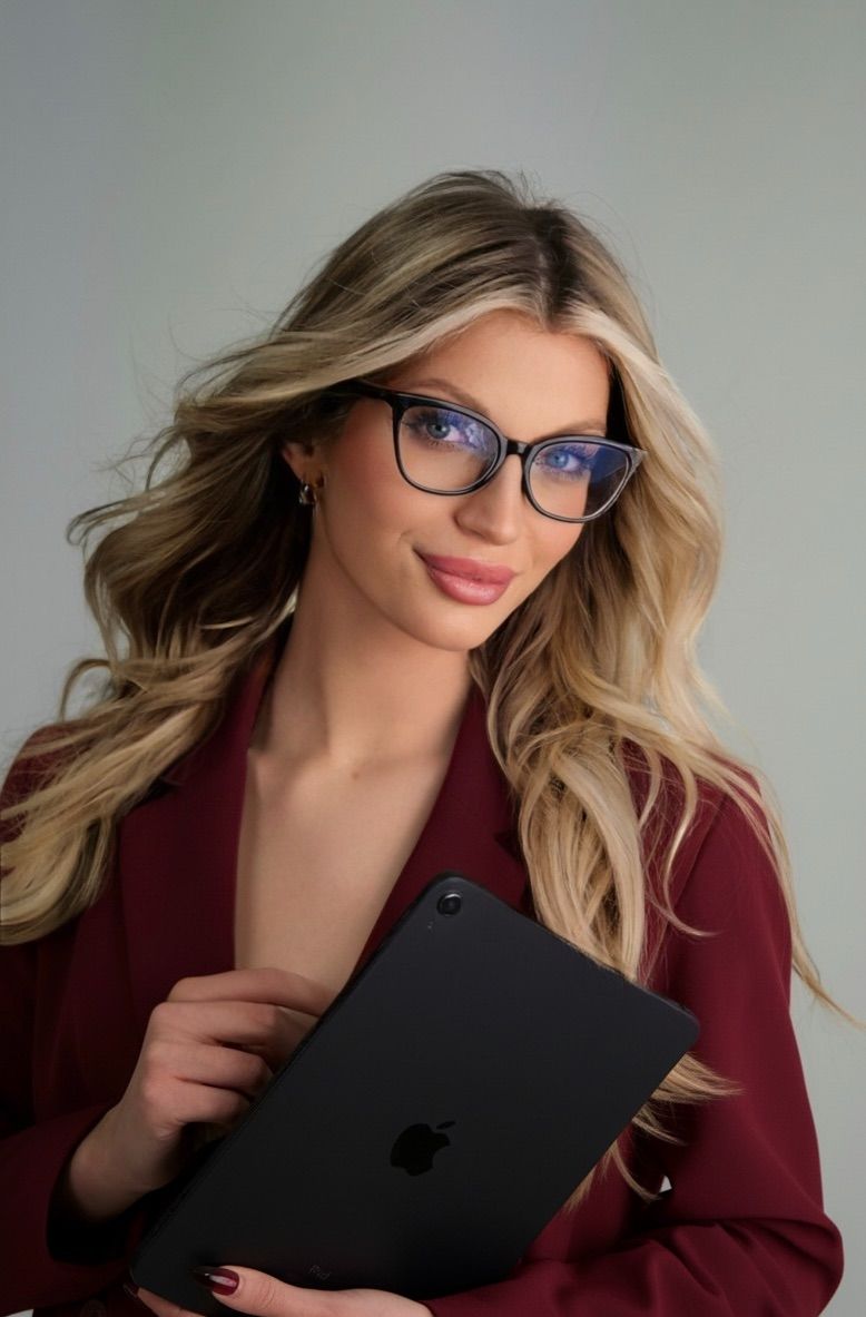 Karolina Fura z tabletem podczas planowania treści