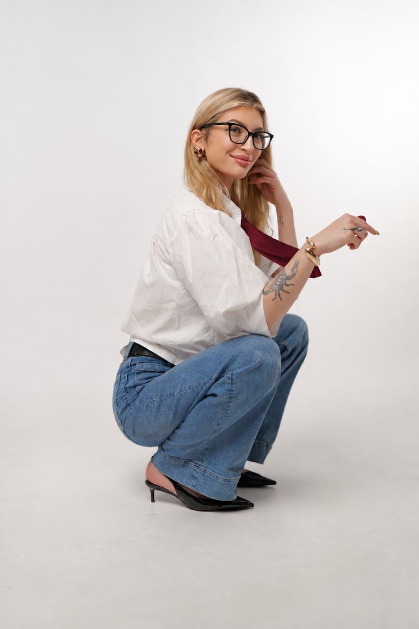 Karolina Fura wskazująca na materiały contentowe